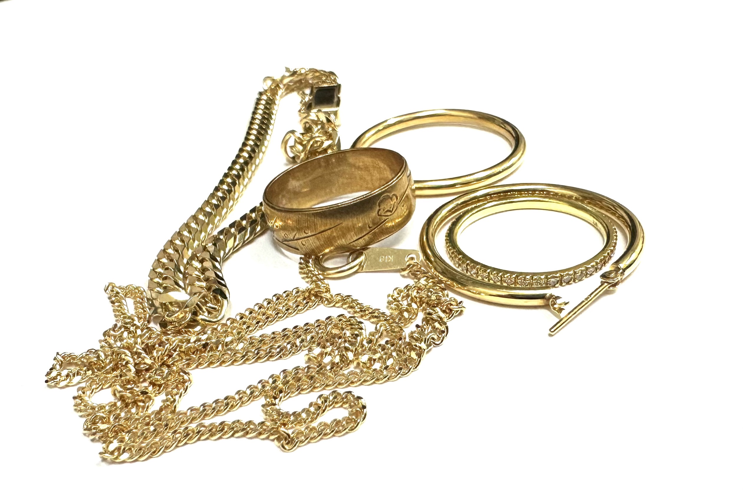 金のネックレスやピアス